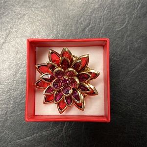 Avon Vintage Flower pin in Gift-box